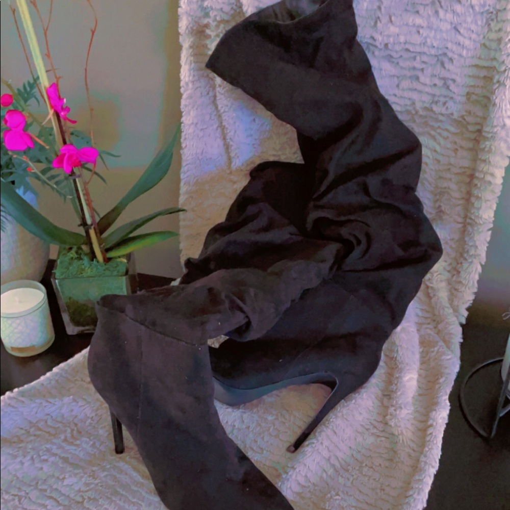 Brand new thigh high 4in heels❣️❣️❣️😍😍 too high for me 🥺